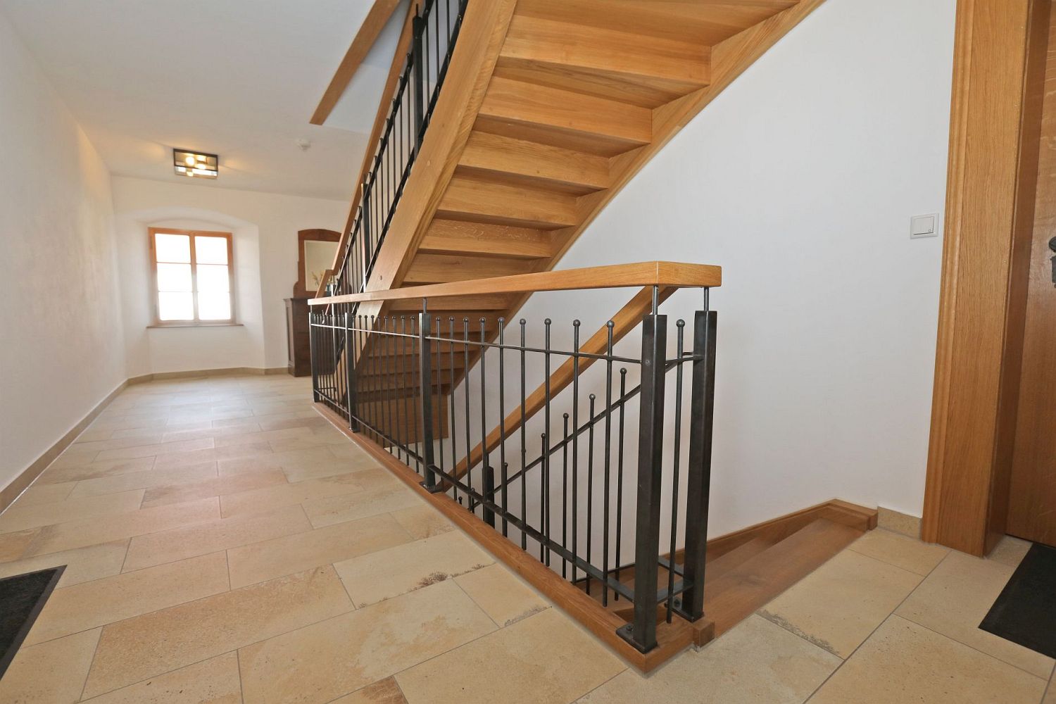 Eingestemmte Treppe in Eiche mit Treppengeländer in geöltem Rohstahl mit quadratischem Handlauf in Eiche (2)