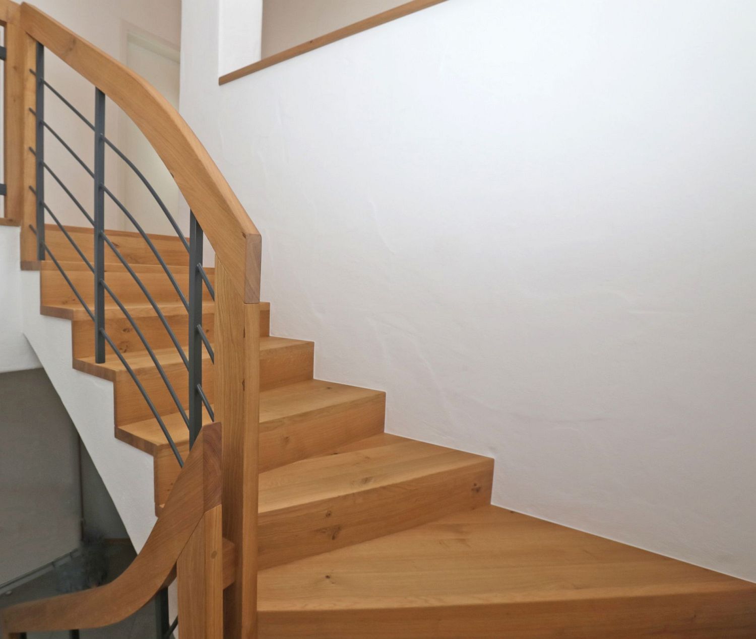 Faltwerkstufen in Asteiche mit Treppengeländer in Stahl-Holzkombination