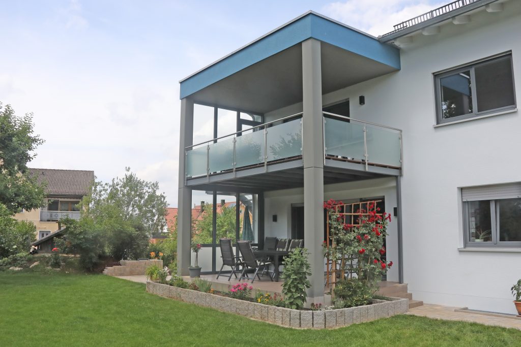 Aufgeständerter Balkon mit Edelstahl-Glasgeländer