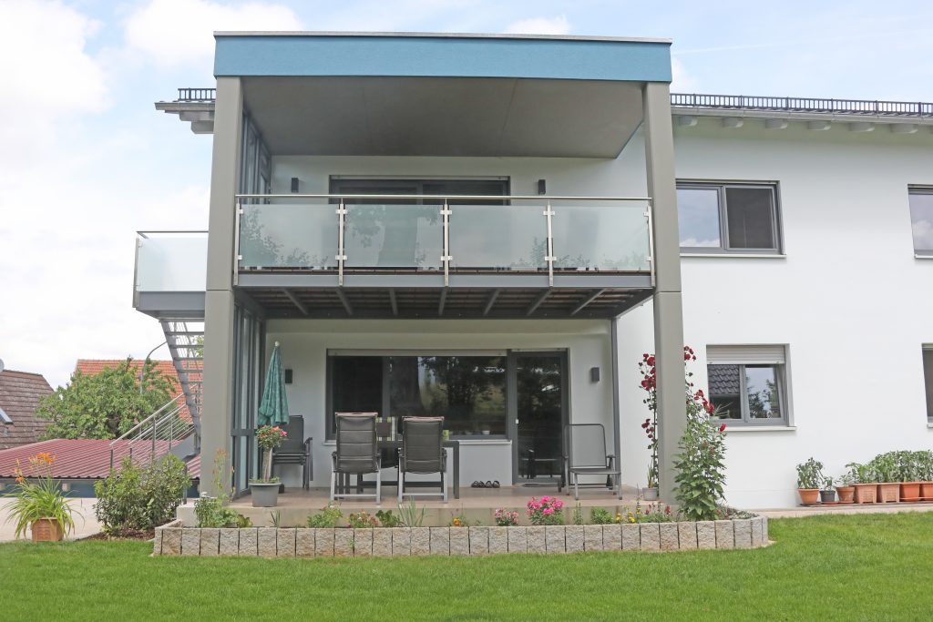 Aufgeständerter Balkon mit Edelstahl-Glasgeländer und Außentreppe