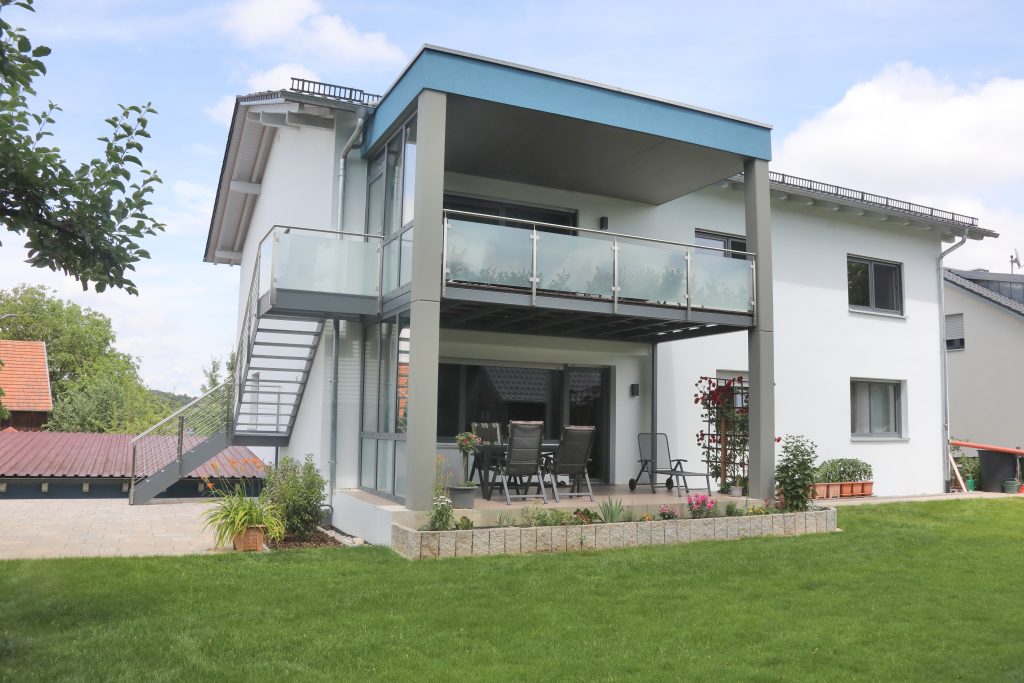 Aufgeständerter Balkon mit Edelstahl-Glasgeländer