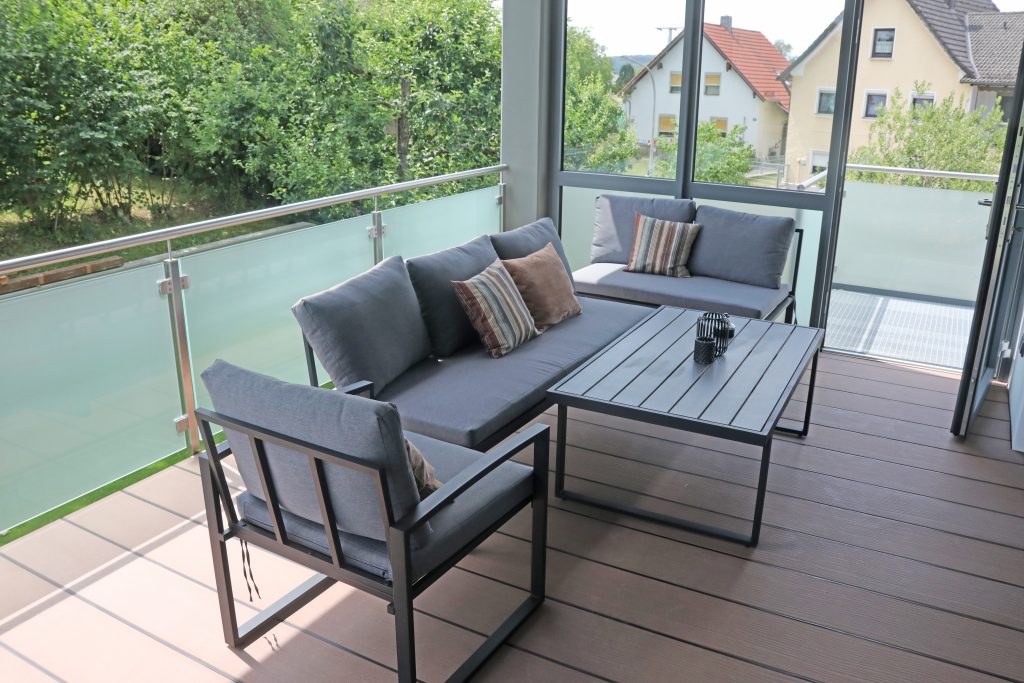 Balkon mit Edelstahl-Glasgeländer  und WPC-Dielen